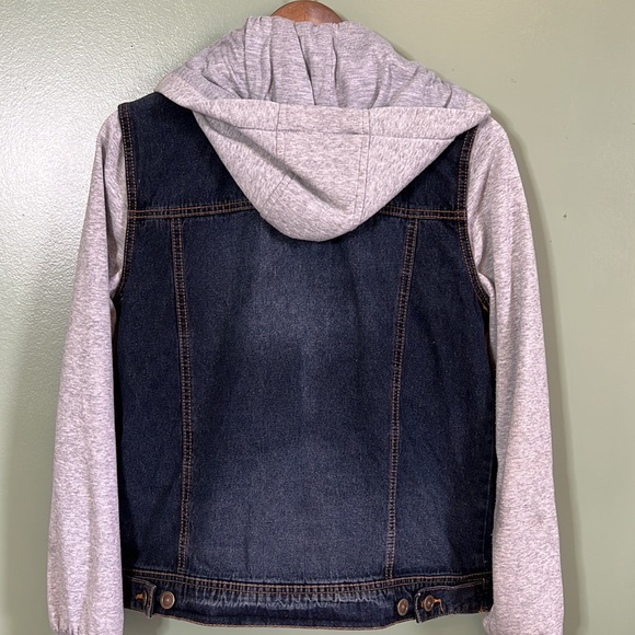 Urban Republic mens denim blue Jean jacket with gray fleece hood and sleeves. - Picture 2 of 8